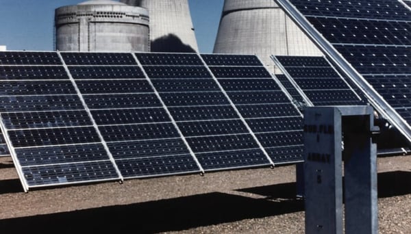 planta industrial con paneles solares